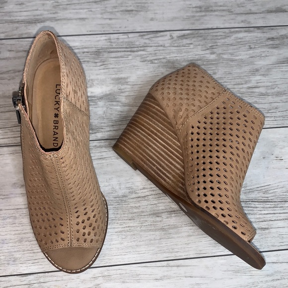 Lucky Brand Shoes - Lucky Brand Tan Shoes Size 6M NWT